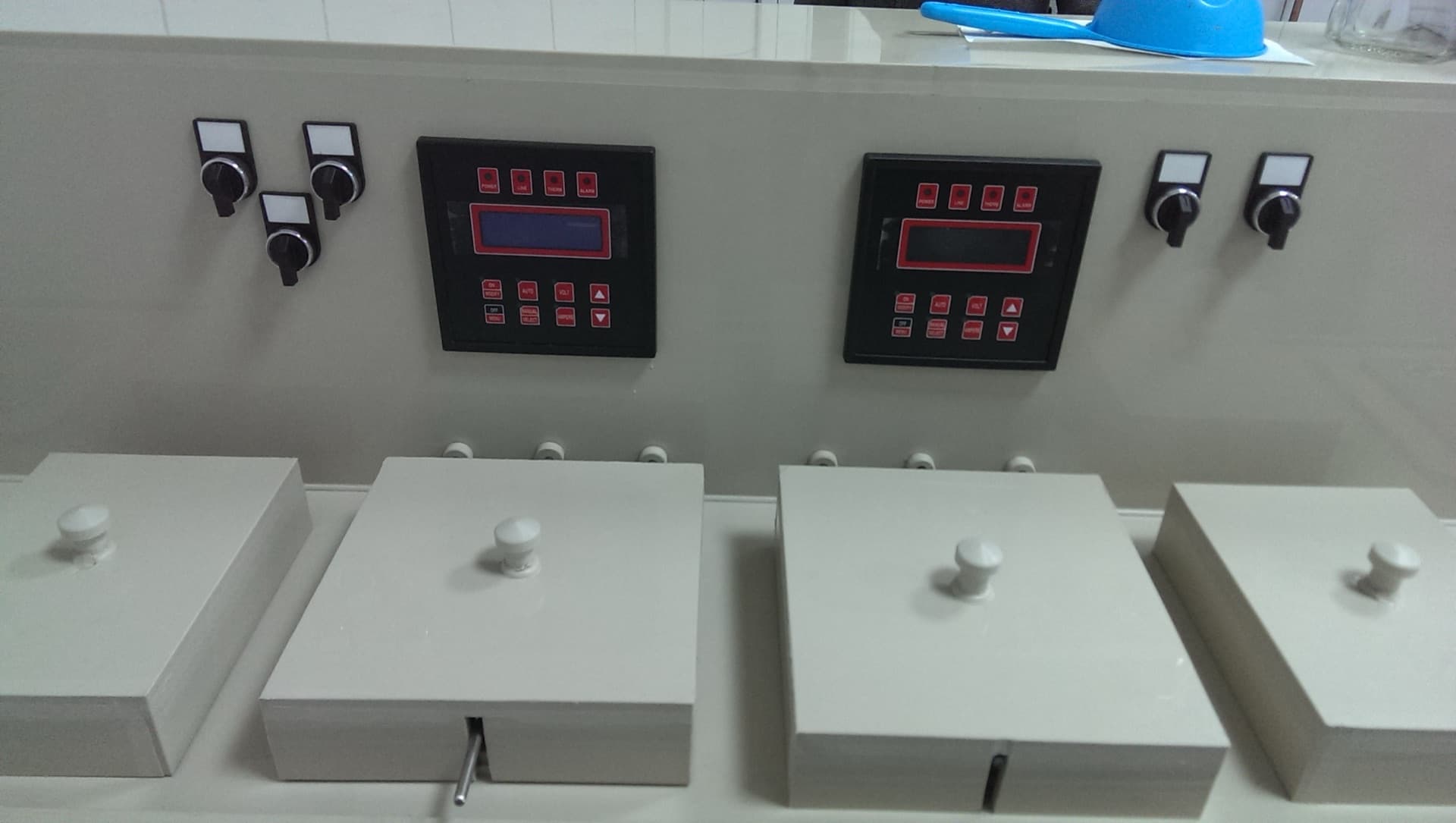 Sistemin kontrol panelleri ve banyo hattı