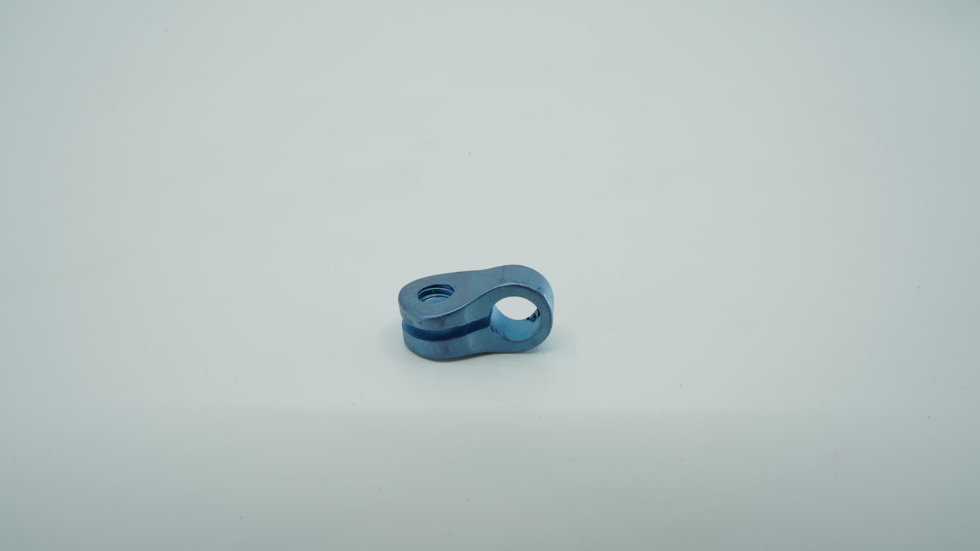 Mavi anodize edilmiş titanyum bağlantı parçası