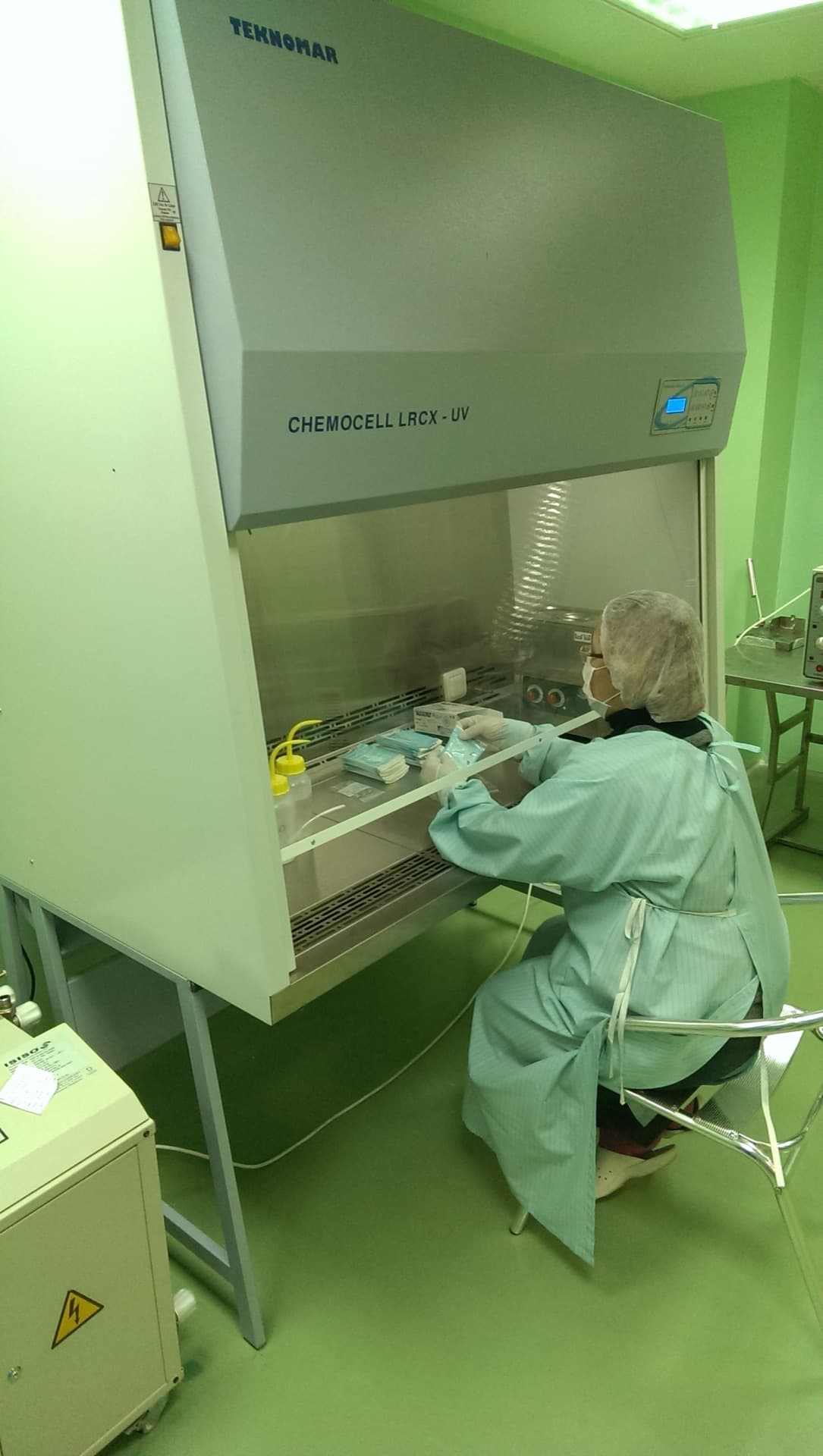 Class 10.000 temiz odada laminer akış kabini başında paketleme